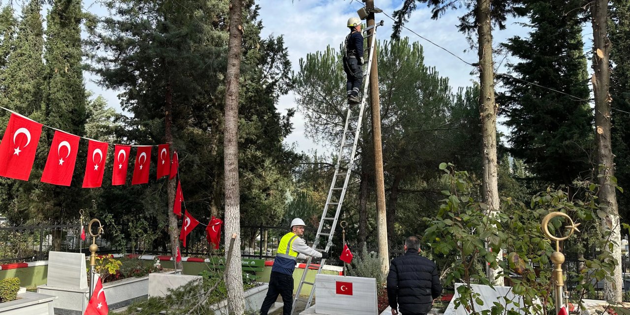 Gebze Şehitliği’nde Kapsamlı  Bakım Ve Peyzaj Çalışması