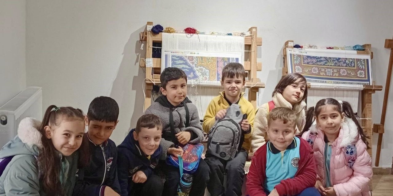 İlkokul öğrencileri Hereke  halısının yapımını  inceledi