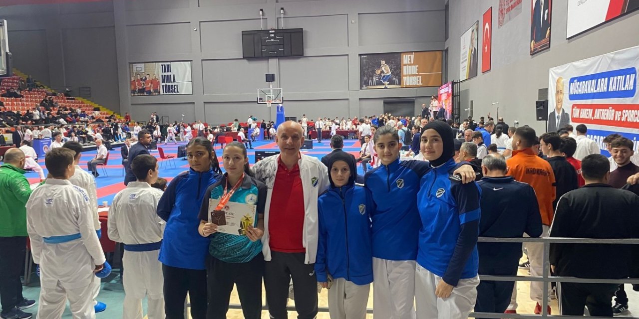 Kartepeli karateciler İstanbul'da kürsüye çıktı