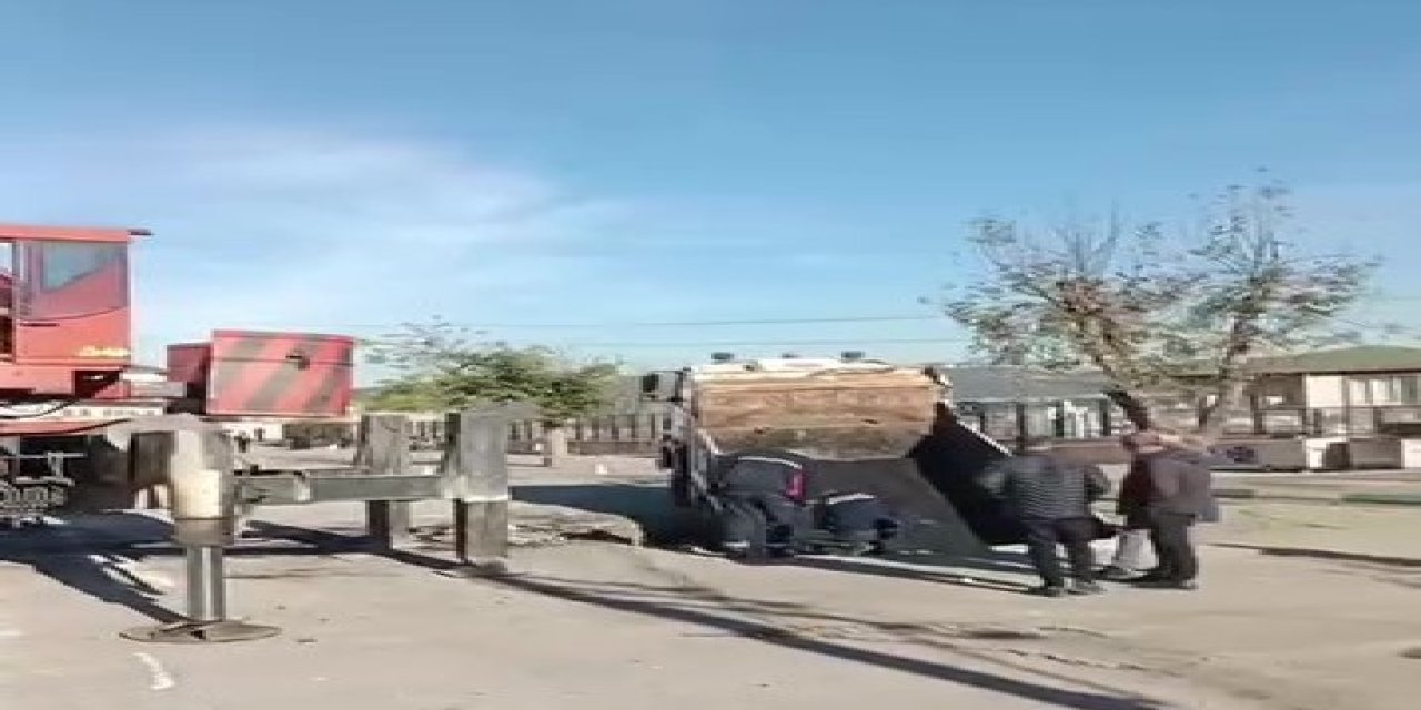 Çukura düşen kamyon vinçle çıkarıldı