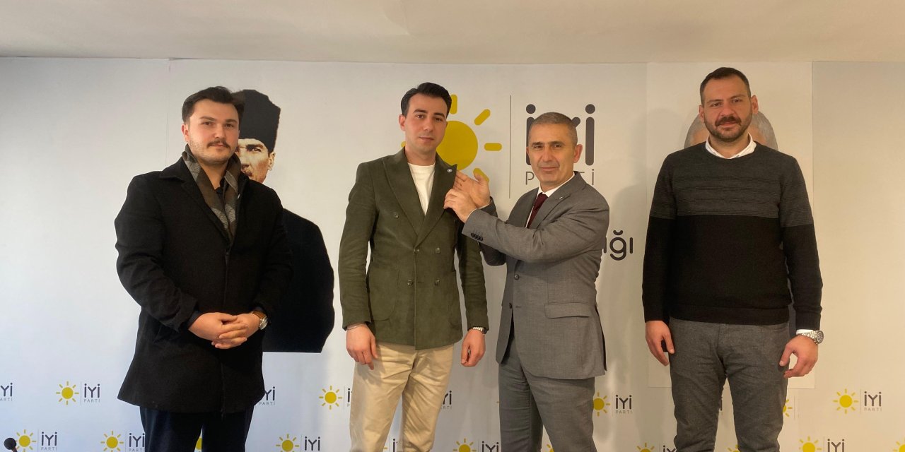 İYİ Parti’ye katılan gençlere rozetleri takıldı