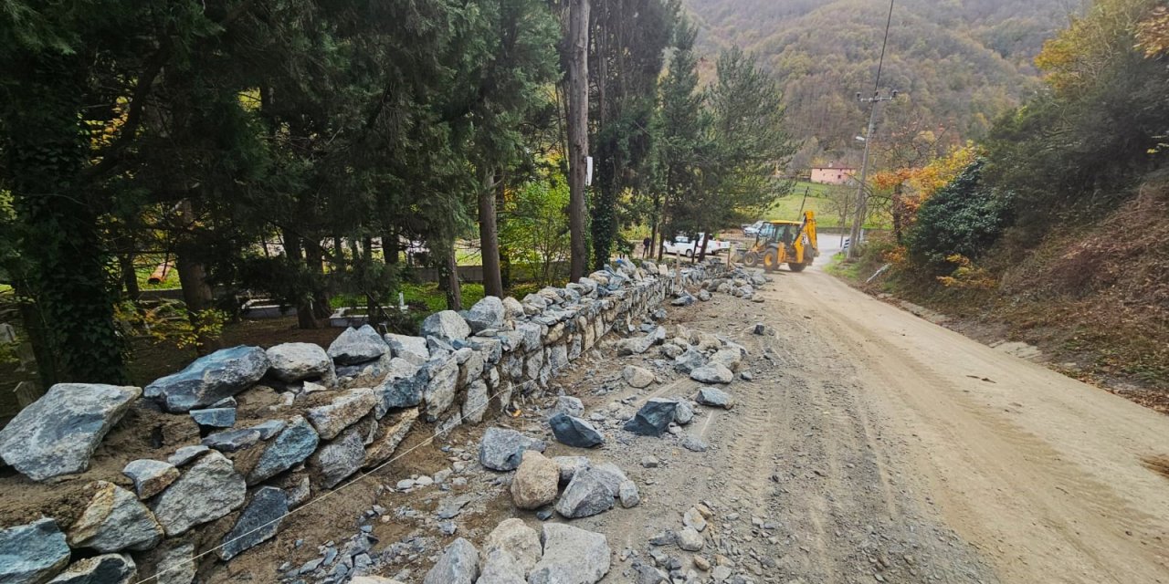 Mezarlıklara taş duvar inşa ediliyor