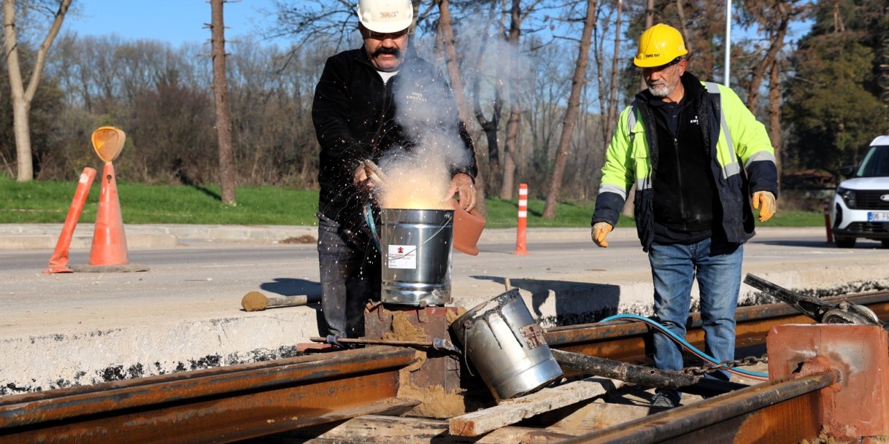 Kartepe Tramvay Hattı’nda raylar kaynak ile birleşiyor