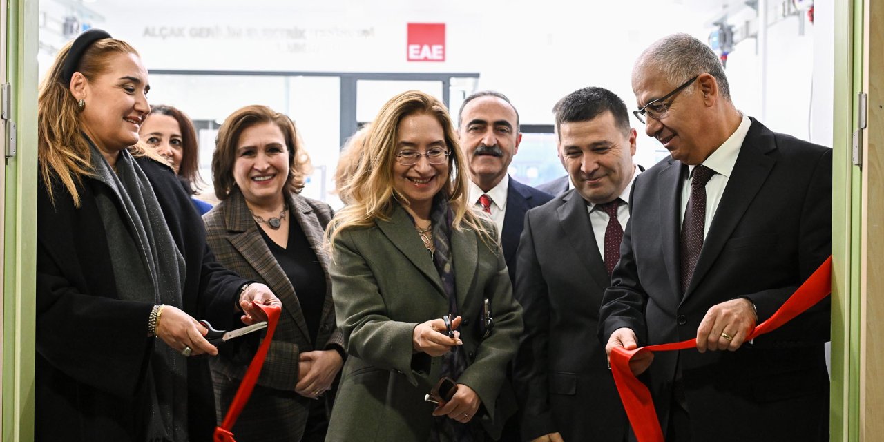 KOCAELİ ÜNİVERSİTESİ    EAE Alçak Gerilim Laboratuvarı Açıldı