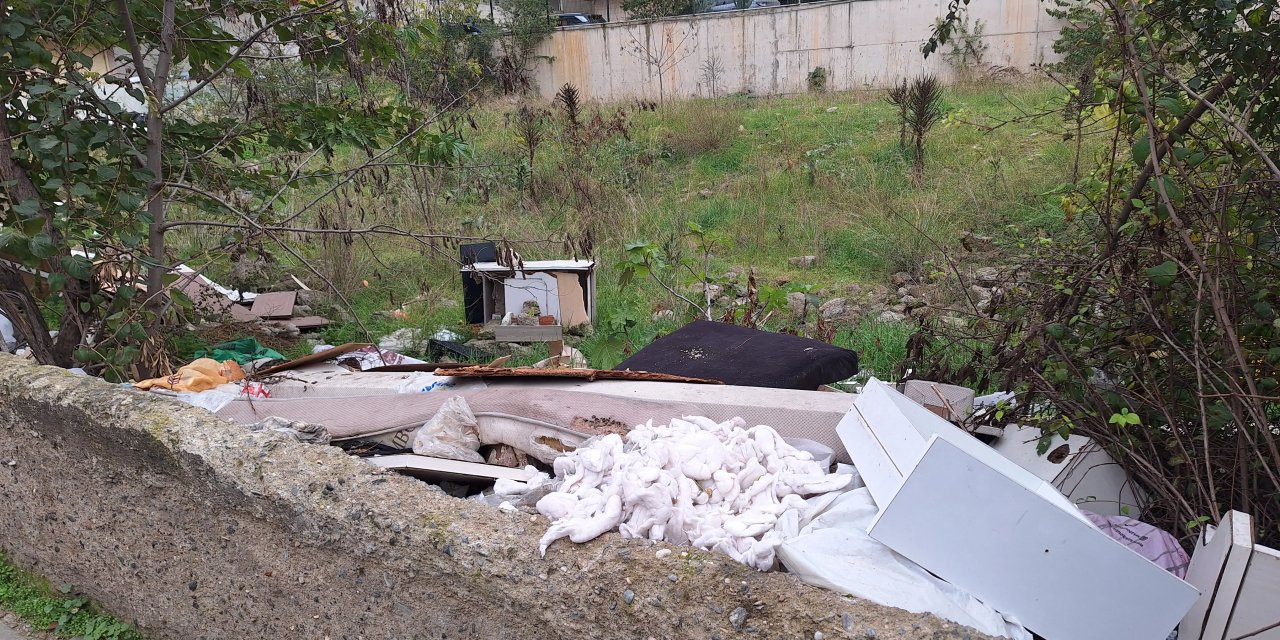 Boş arazi çöplük gibi kullanılıyor!