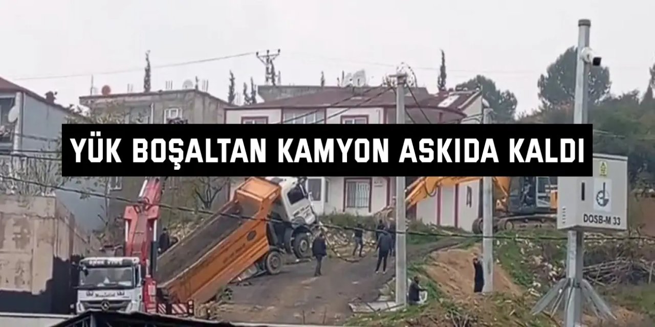 Yük boşaltan kamyon askıda kaldı