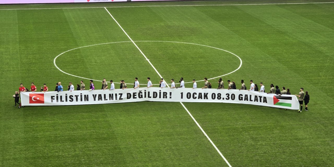 Takımlar sahaya Filistin pankartıyla çıktı