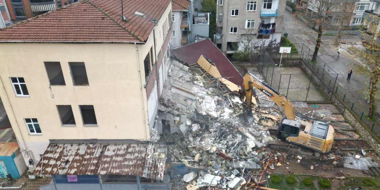 Körfez'de riskli bina yıkıldı