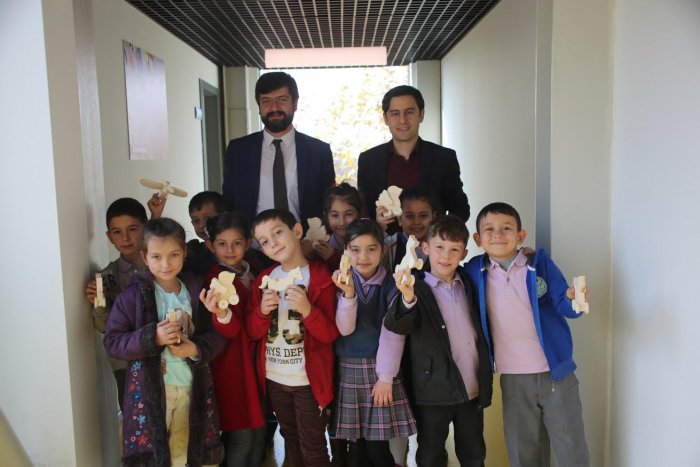 Kendi oyuncaklarını kendileri yapıyorlar