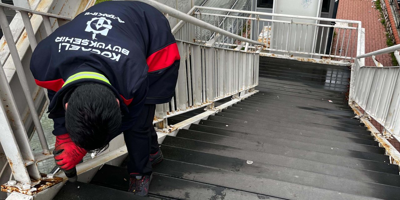 Üst geçitlerde bakım onarım çalışmaları