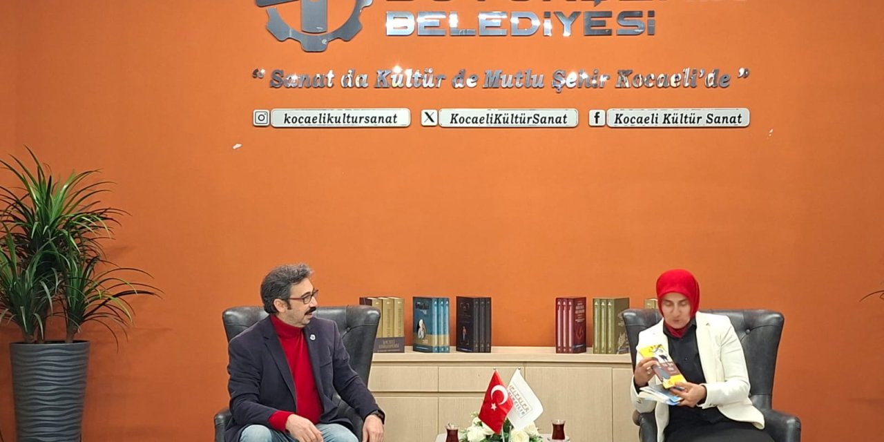 Hayvansever Aktivist İlksen Aydın Kitaplarını İmzaladı