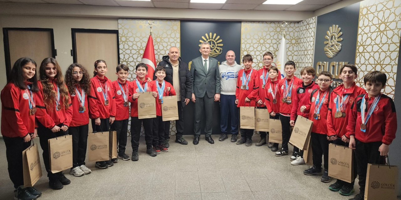 Başkan Sezer Yüzücüleri Ağırladı