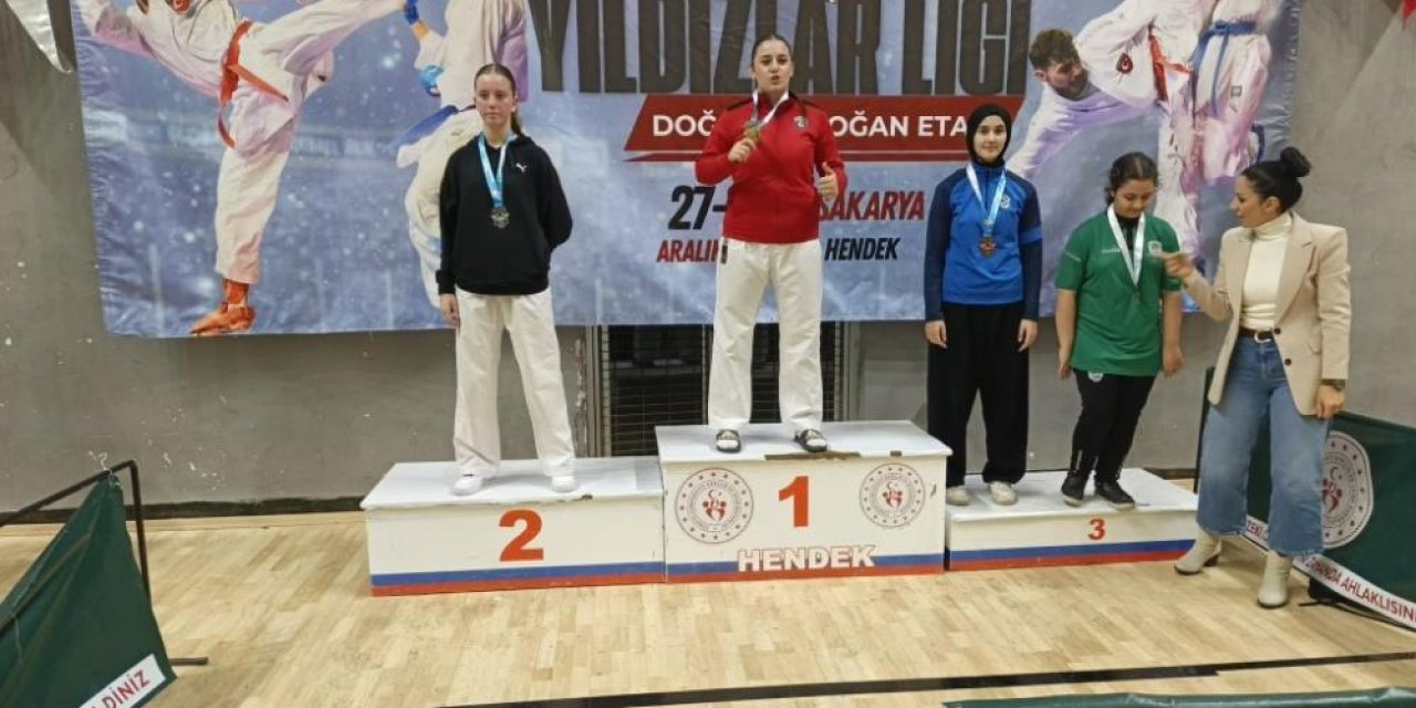 Kartepe Belediyespor karatecileri  Sakarya'dan 9 madalyayla döndü