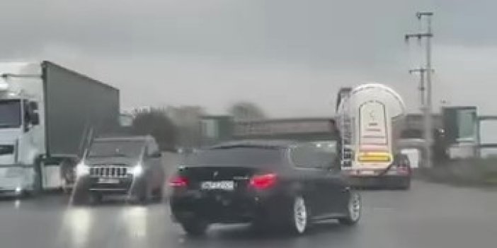 Yağışlı yolda  tepetaklak oldu