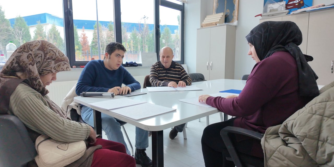 Görme engelli özel bireylere  Kur’an-ı Kerim dersi