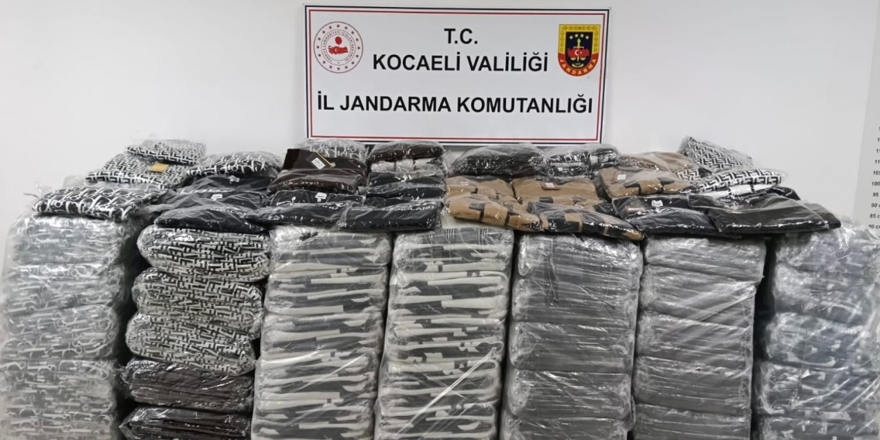 2,5 milyon liralık kaçak giyim ele geçirildi