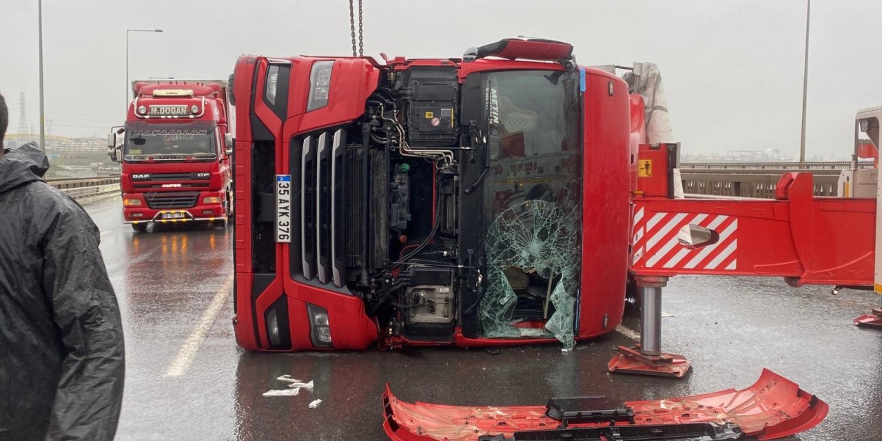 Şiddetli fırtınada 2 tır devrildi