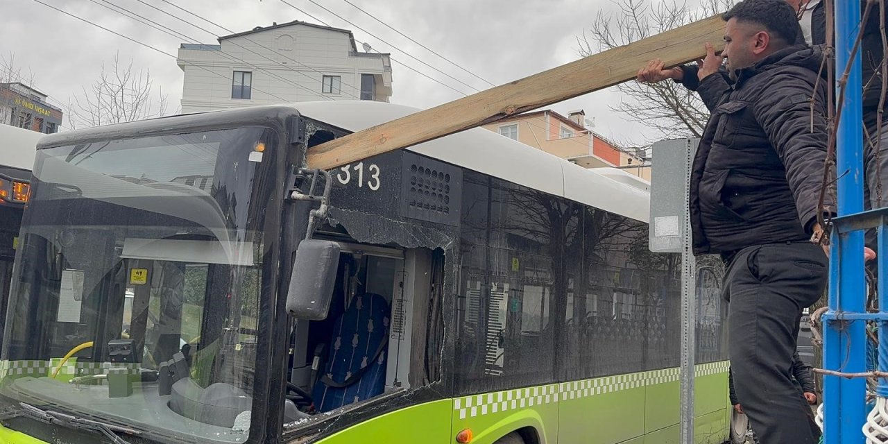 Çatıdan kopan kereste seyir  halindeki otobüse saplandı