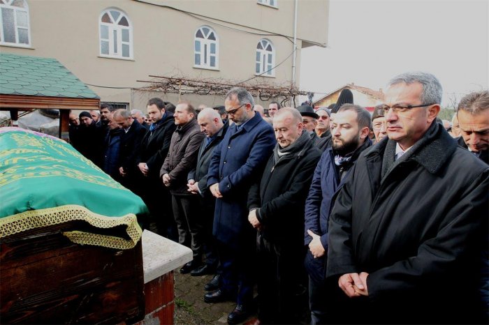 Anne Kara toprağa verildi