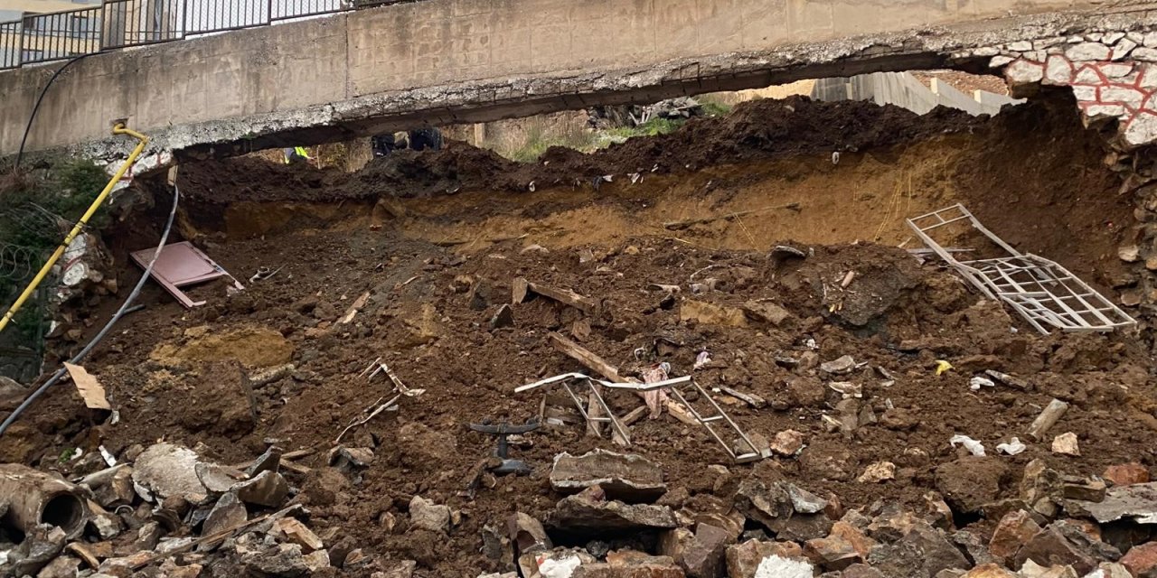 İstinat duvarı okul bahçesine devrildi