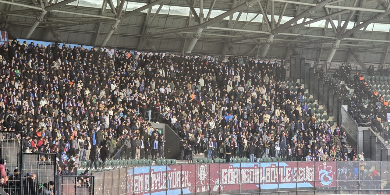Trabzonspor taraftarı, takımını Kocaeli'de yalnız bırakmadı