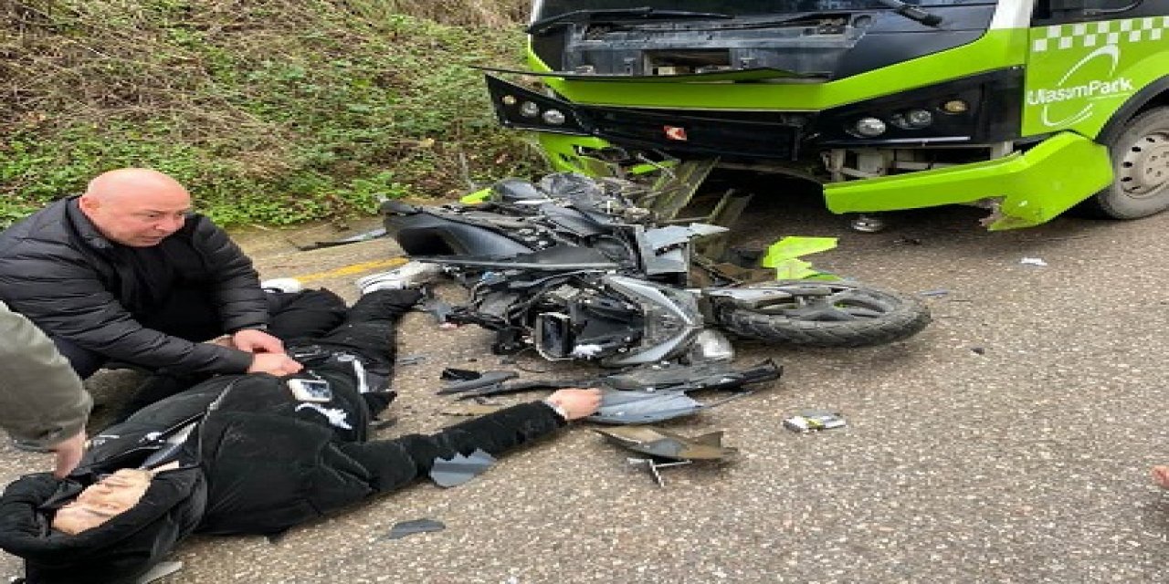 Motosiklet ile otobüs kafa kafaya çarpıştı: 2 yaralı