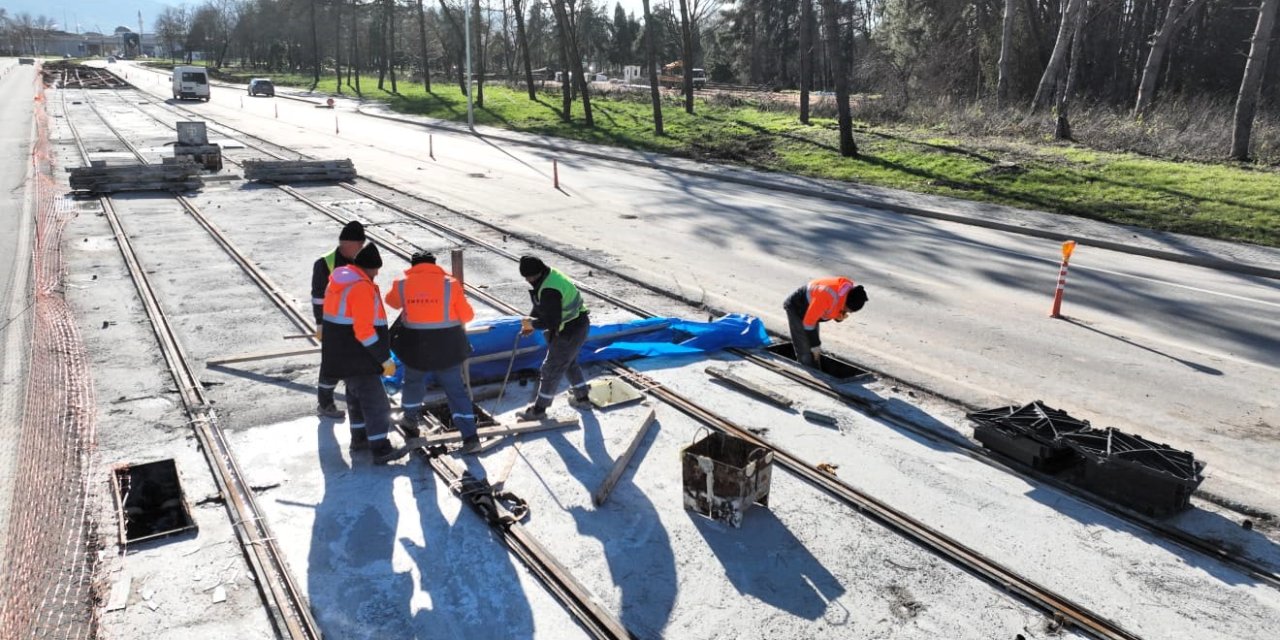 Raylar tam yol Kartepe’ye doğru döşeniyor