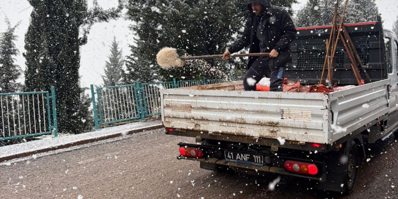 İzmit’te karla mücadele aralıksız sürüyor