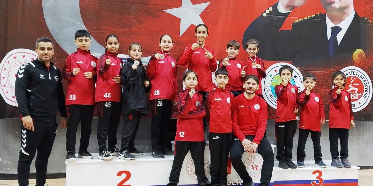 Körfezli karateciler Gaffar Okkan  Turnuvası'ndan 8 madalyayla döndü