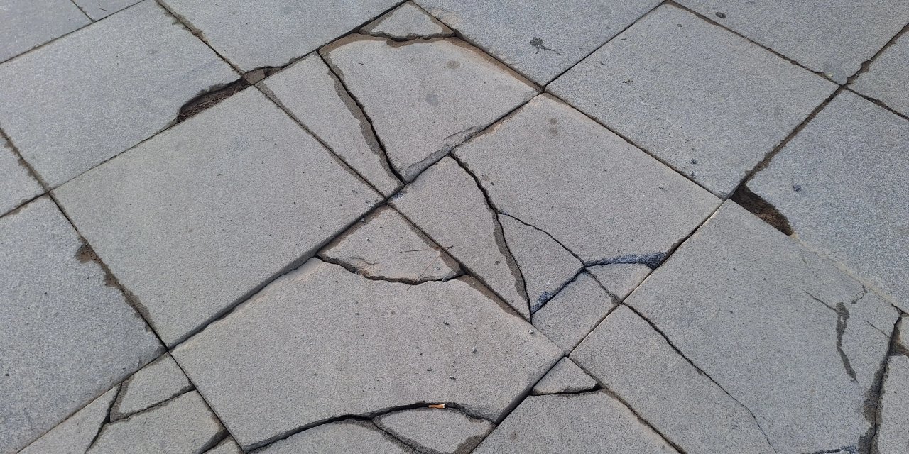 Gebze Kent Meydanı'nda  Zemin Paramça Parça!