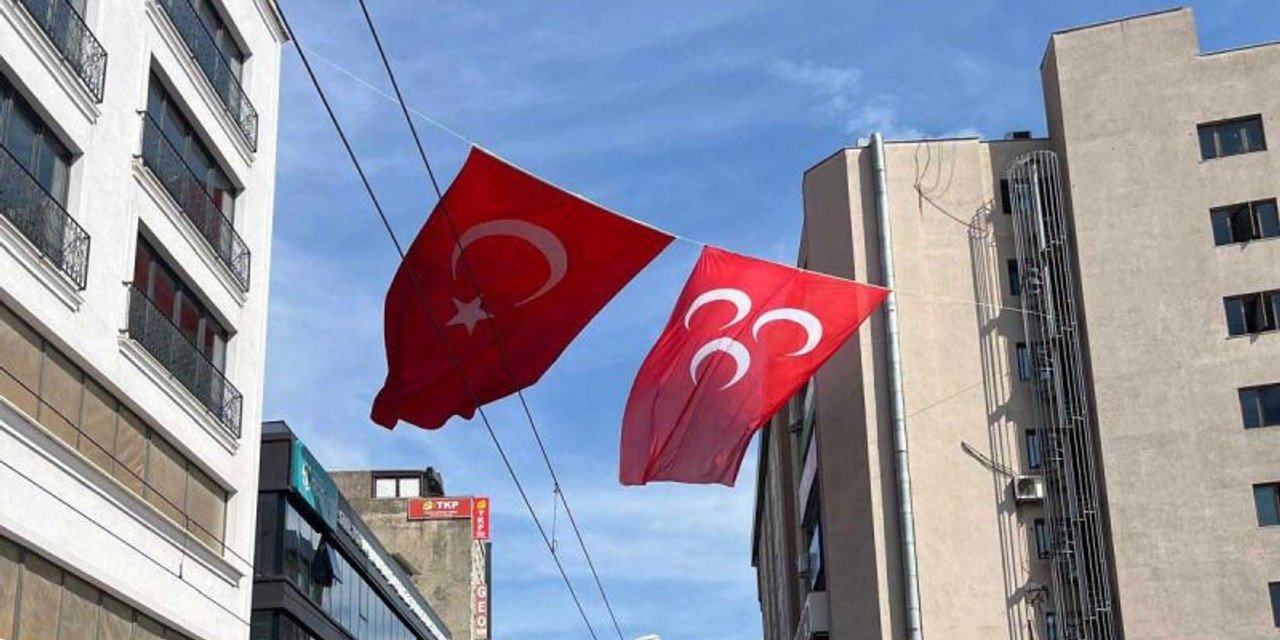 MHP Kocaeli 12 ilçeyi bayraklarla donatacak