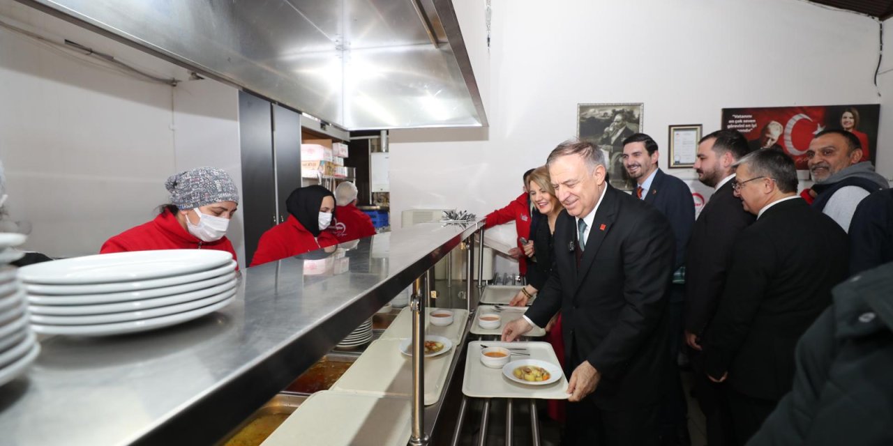 CHP’li Gökan Zeybek’ten İzmit Kent Lokantasına ziyaret