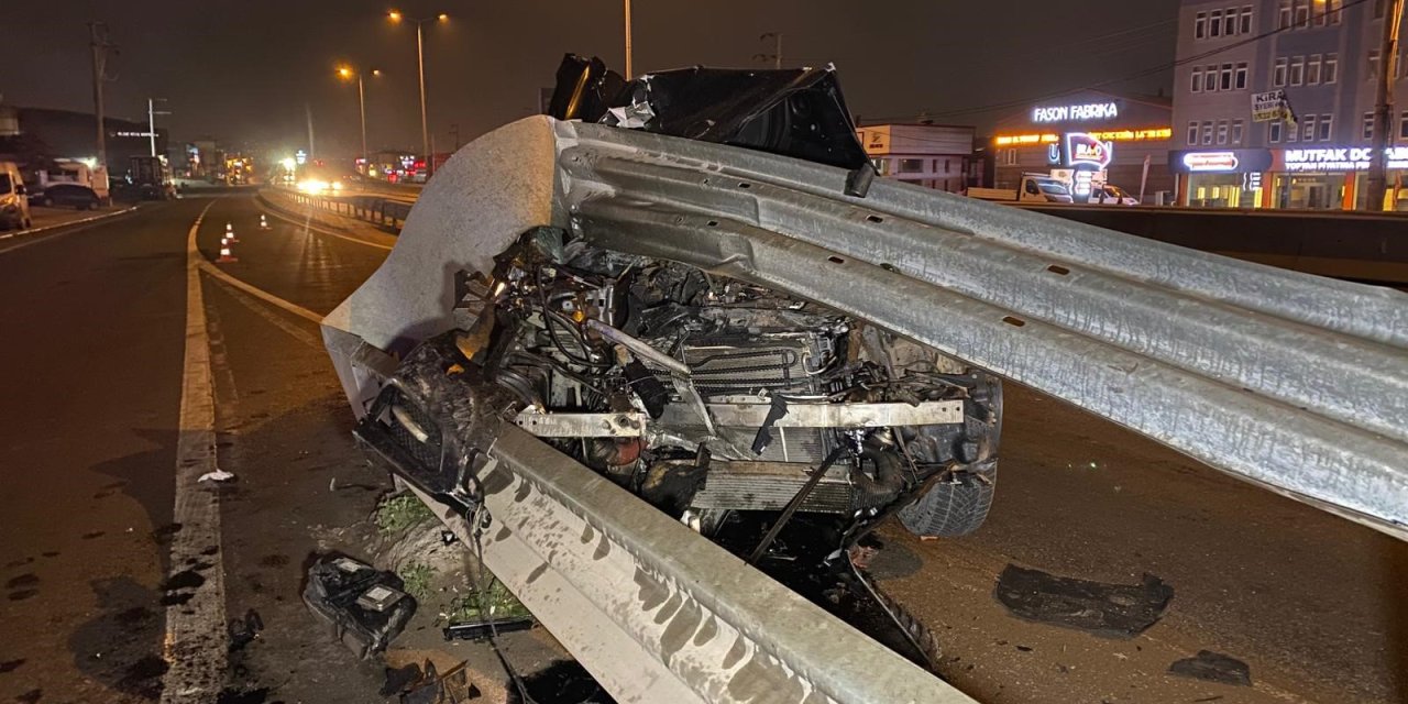 Otomobil bariyere saplandı