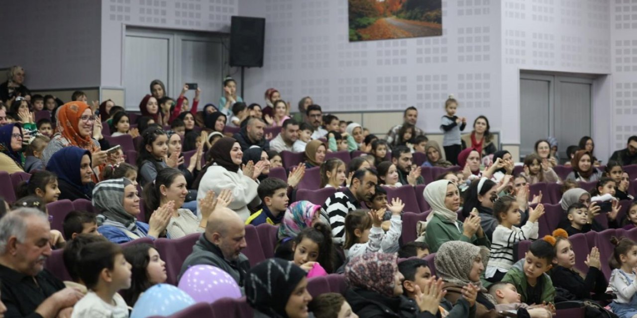 Kartepe'de çocuklar "Karlar Diyarı" oyunuyla eğlendi