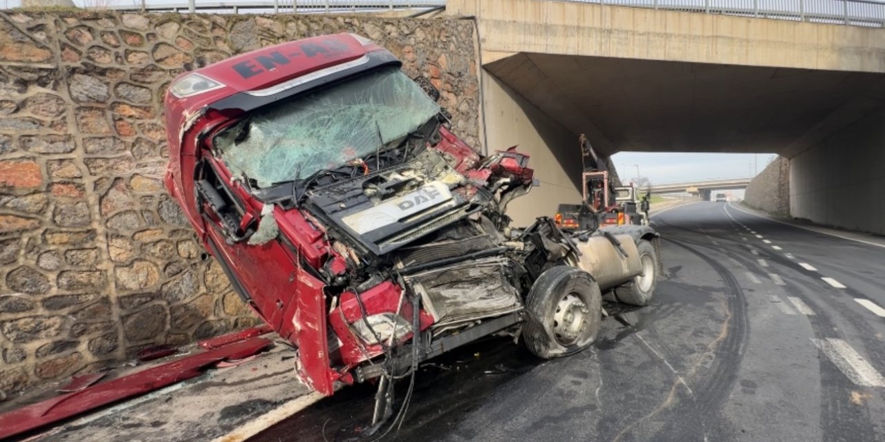 Tır sürücüsü ağır yaralandı