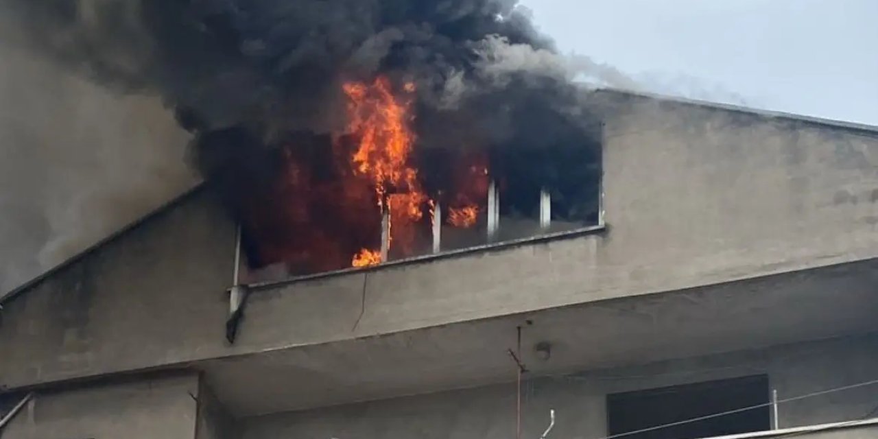 Yıkımı süren binanın çatı katında yangın çıktı