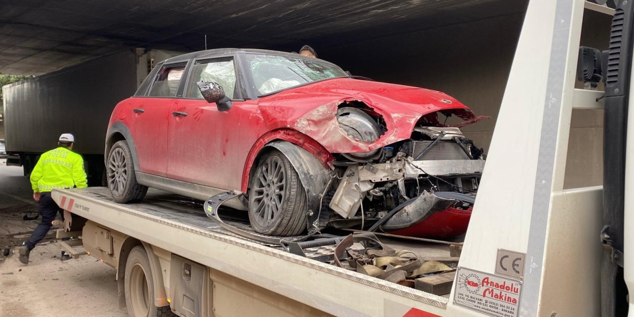 Köprü ayağına çarpan sürücü yaralandı