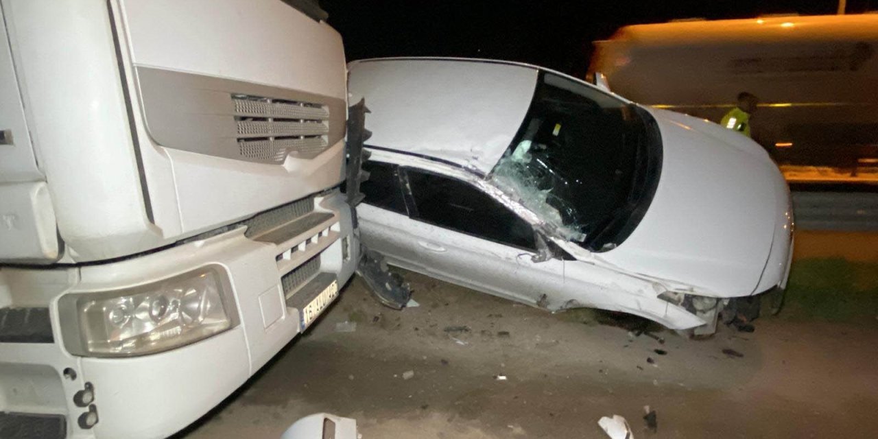 Otomobil tıra çarptı: 4 yaralı