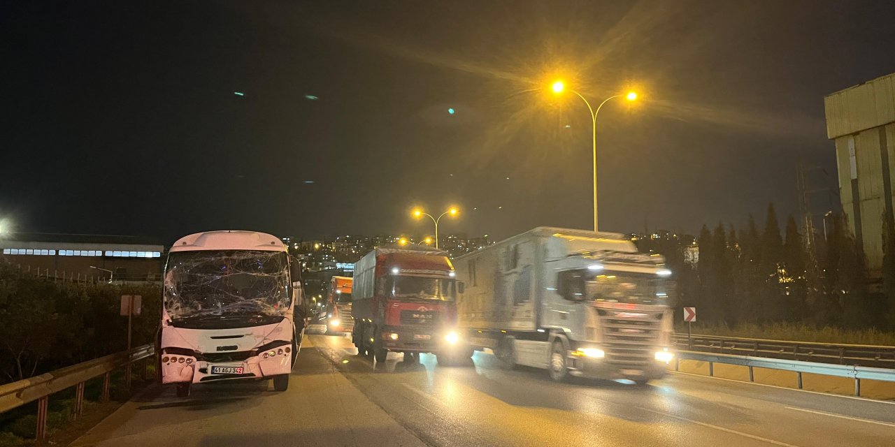 Kocaeli’de servis minibüsü tıra çarptı: 6 yaralı