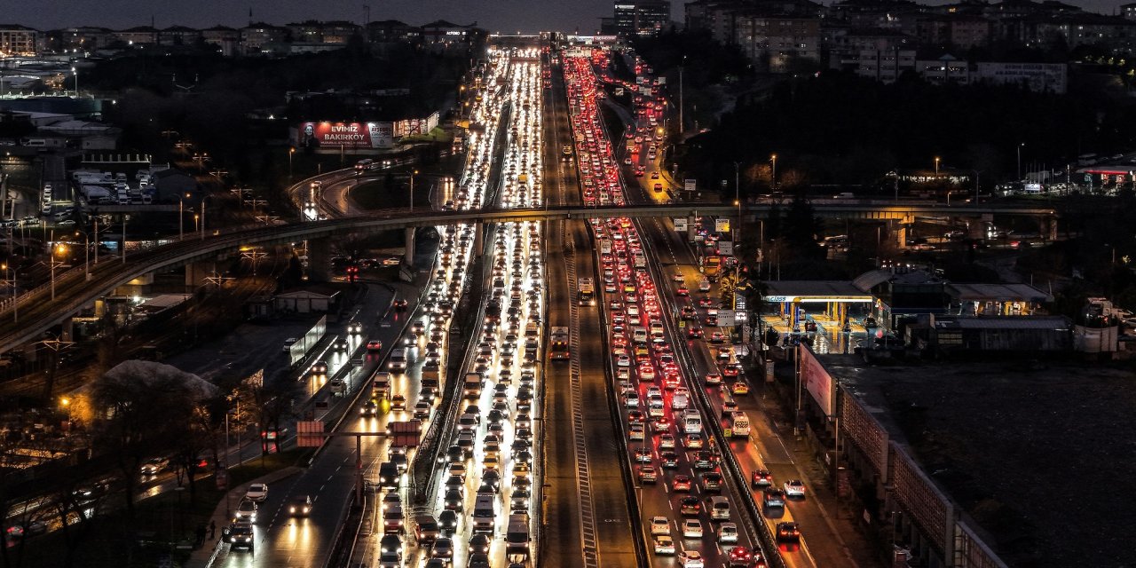 İstanbul trafiği 'ara tatil' dinlemedi