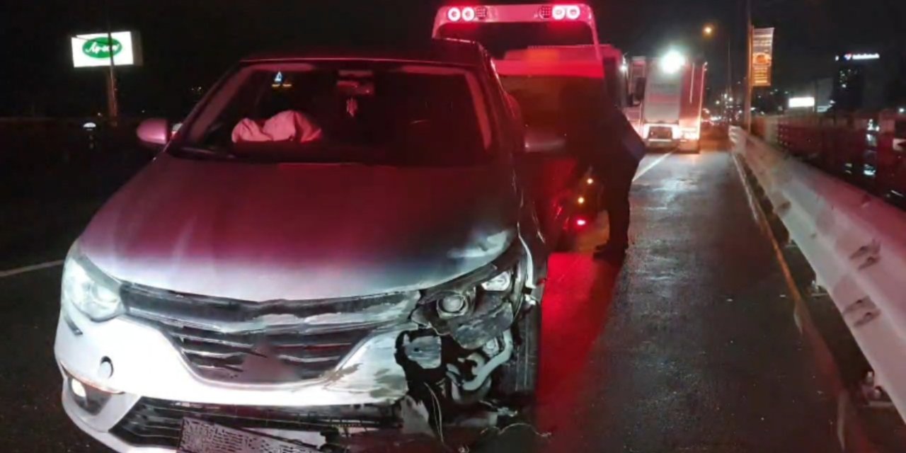 Kocaeli'de otomobil bariyerlere çarptı