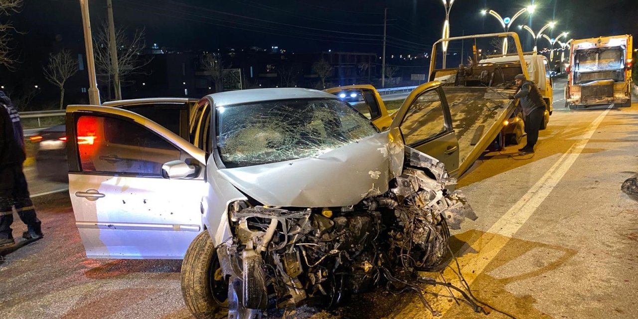 Direğe çarpan otomobildeki 4 kişi yaralandı