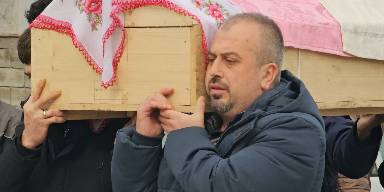 7 yaşındaki kızının tabutunu taşıdı!