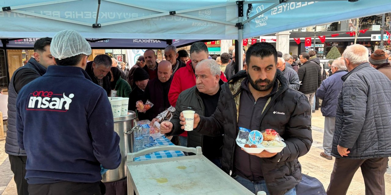 Deprem şehitleri için çorba ikramı