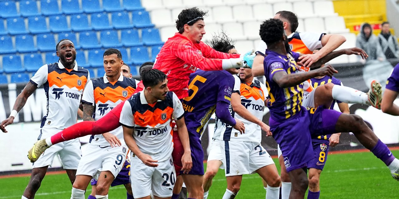 Trendyol Süper Lig: Eyüpspor: 0 - RAMS Başakşehir: 1 (İlk yarı)