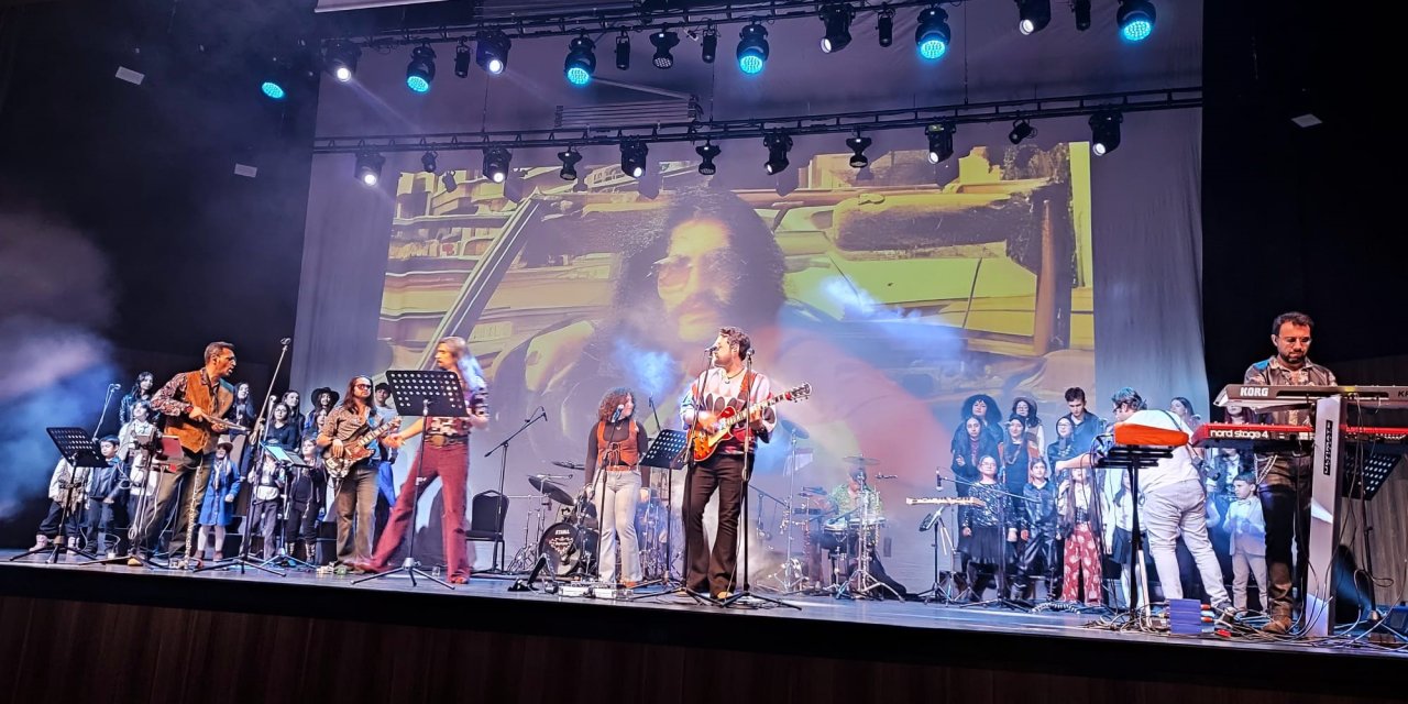 Kocaeli'de öğrenciler Barış  Manço şarkılarıyla yarıştı