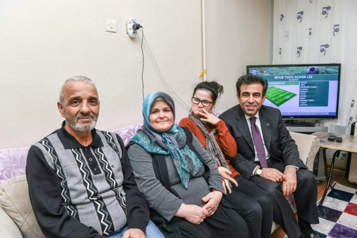 Vali Güzeloğlu Gülşah’ı evinde ziyaret etti