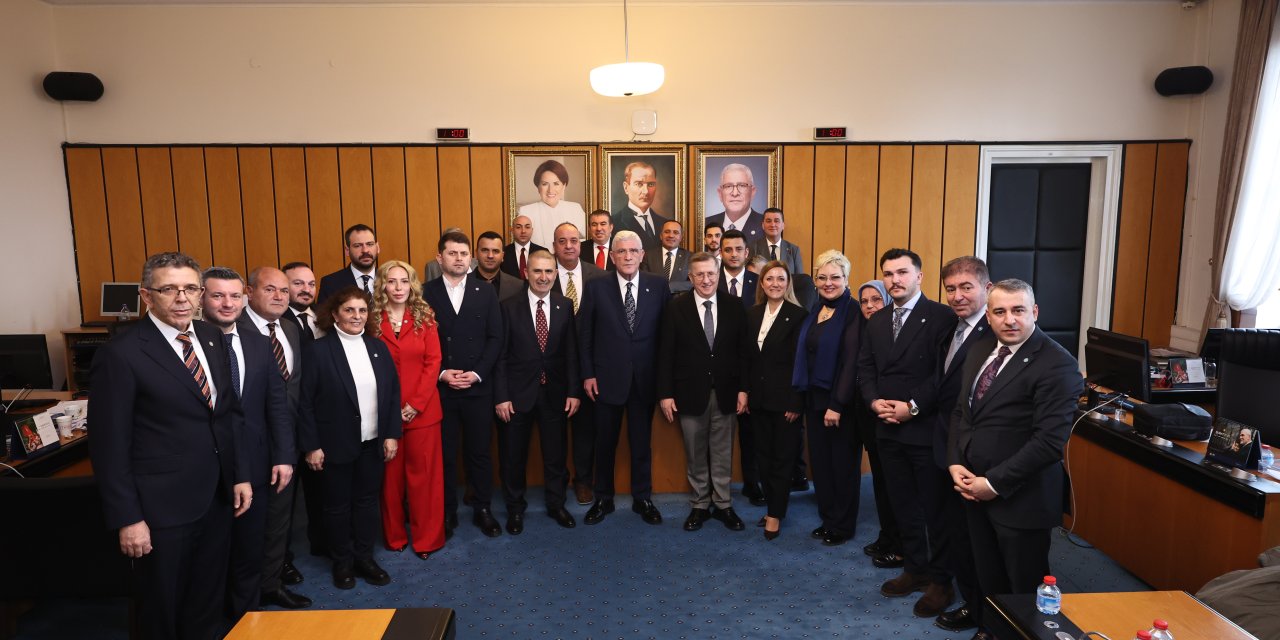 İYİ PARTİ KOCAELİ    Dervişoğlu'na Halı Hediye Ettiler