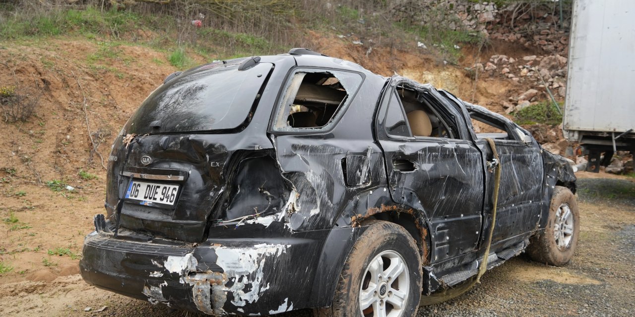 Suya kapılan otomobil hurdaya döndü