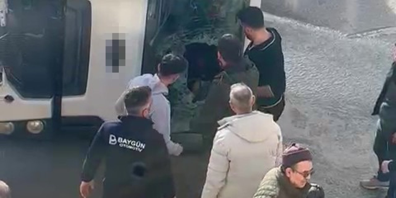 Devrilen beton mikserinin içinde mahsur kalan sürücü balyozla kendini kurtardı